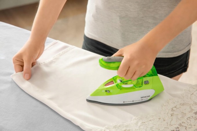 Podróżne-Małe-Kompaktowe-Żelazko-Parowe-1100W-Sencor-Składana-Rączka.jpg
